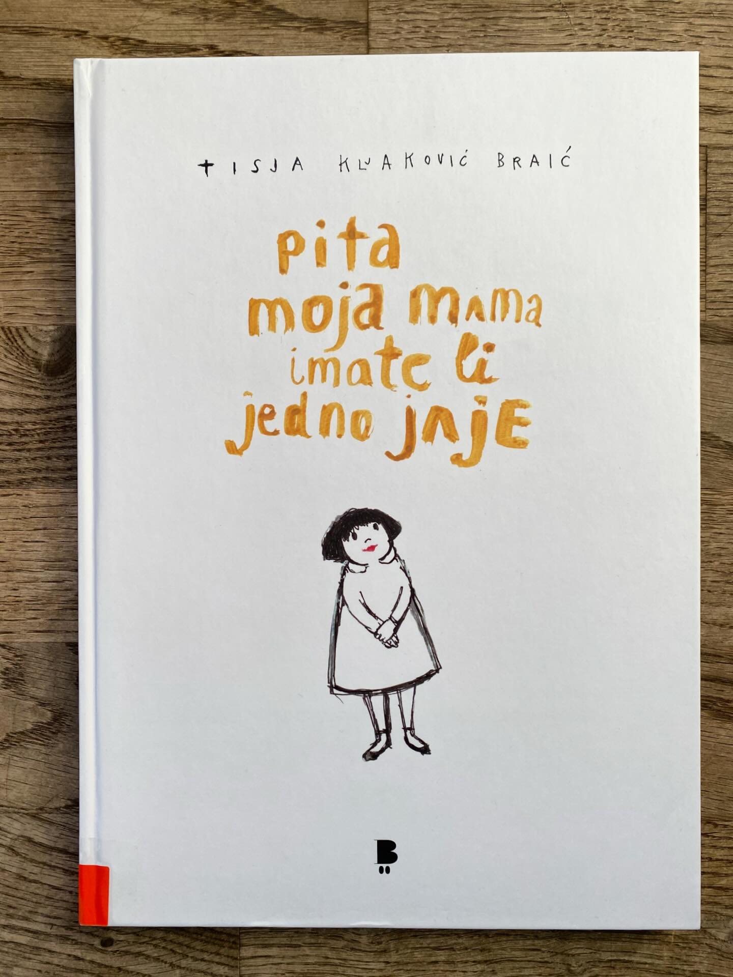 ViVaVo Seitenblick: In hübsch ungelenker, krakeliger Schrift und wunderbaren, krakeligen Zeichnungen erzählt dieses kroatische Bilderbuch von Nastja. Gemeinsam mit ihr gehts auf Erkundungstour durch die Heimatstadt Split. Aber keine Sorge: hier geht es nicht um einen Touri-Führer, vielmehr begegnet Nastja anderen Bewohnern und Bewohnerinnen der Stadt und erlebt mit ihnen eine kleine Episode. Meist sehr lustig und zum Lachen!!! Unter anderem mit dabei ist Inspektor Mile, ein cooles Gnu. Oder Frau Tapir, die seit 1987 nicht mehr beim Friseur war, weil sie sich vor ihm fürchtet. Entsprechend beeindruckt ihre Haarpracht, die Marge Simpson neidisch machen würde. Gemeinsam mit Nastja wagt sich Frau Tapir aber dann doch auf den Friseurstuhl…
#vivavostok #kinderliteratur #kroatisch #bilderbuch #pitamojamamaimatelijednojaje