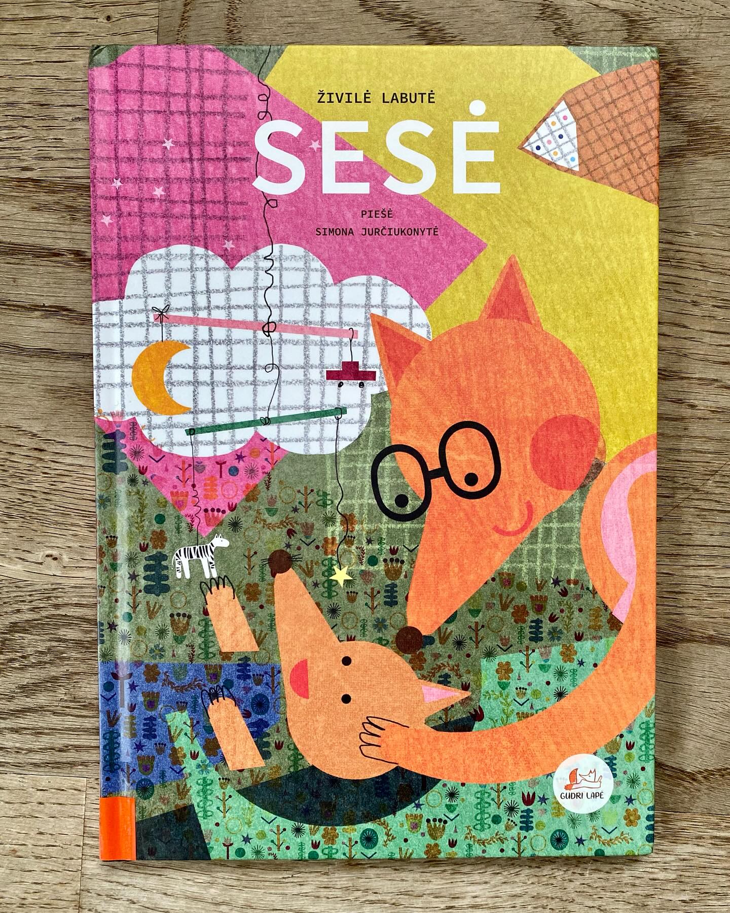 ViVaVo Seitenblick: Familie Fuchs erwartet Nachwuchs. Für den kleinen Fuchs ist das besonders aufregend. Bekomme ich einen Bruder? Oder eine Schwester (das wäre noch ein bisschen toller!)? Das Füchschen stellt sich vor, was es alles mit seinem neuen Geschwisterkind anstellen kann… Als das Fuchsmädchen einen Bruder bekommt, macht sich erstmal Enttäuschung breit, aber dann beschließt es, dass der neue Bruder die beste Schwester der Welt verdient hat! 

#vivavostok #kinderliteratur #bilderbuch #litauisch #sesė #Fuchs #familienzuwachs #geschwister #bruderundschwester #childrensliterature #picturebook #lithuanianbookstagram #family #siblings #brotherandsister #fox #živilelabutė @simonajurciukonyte @lithuanian_culture_institute