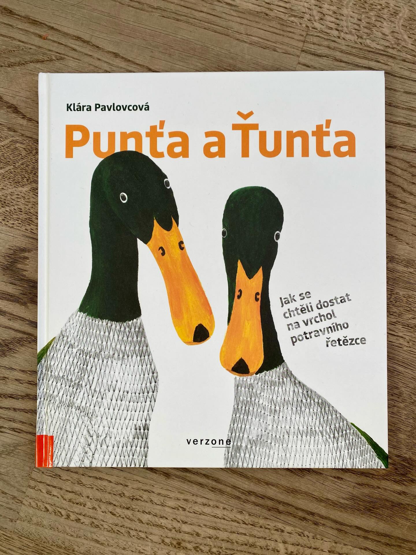 ViVaVo Seitenblick: Die beiden Laufenten Punťa und Ťunťa sind rebellisch drauf. Seitdem sie wissen, was eine Nahrungskette ist, und ihnen klar wird, dass sie dabei nicht ganz oben stehen, proben sie auf dem Hof den Aufstand. Ihr Ziel: Hund, Mensch und sogar Haie zu unterwerfen und an die Spitze der Nahrungskette zu gelangen. Denn nur dann - so die Logik - werden die Enten nicht gefressen. 
Wie es den beiden auf kuriose und durchaus ruppige Art gelingt, das erzählt die tschechische Illustratorin Klára Pavlovcová in ihrem ersten Bilderbuch, das zugleich ihre Abschlussarbeit ist.

#vivavostok #kinderliteratur #bilderbuch #tschechisch #puntaatunta #klarapavlovcova #nakladatelstviverzone #laufenten #nahrungskette #rebellion #aufmüpfigesfedervieh #childrensliterature #picturebook #czech #runnerducks #foodchain #upsidedownworld #czechbooksforkids #czechbookstagram #instabook