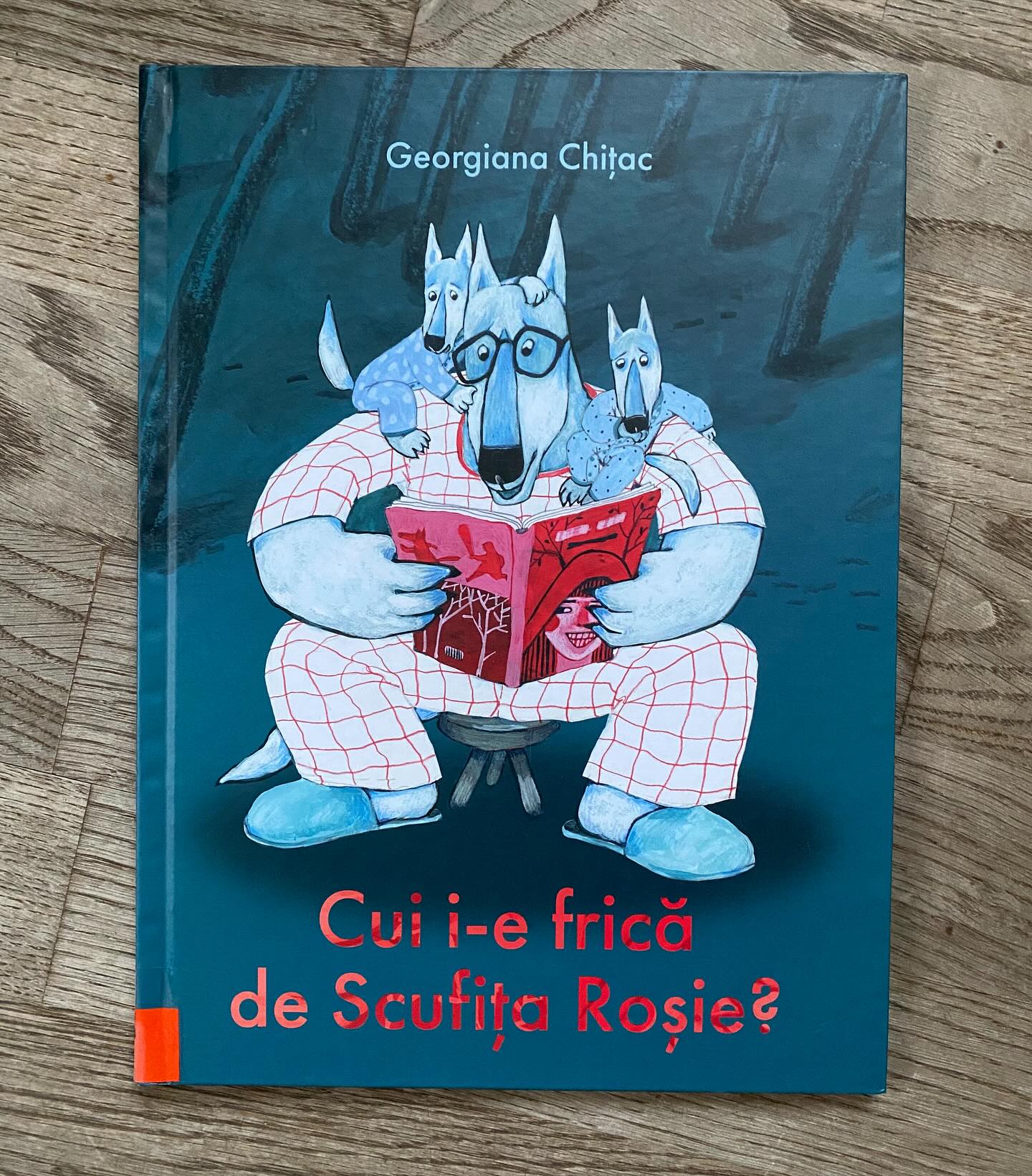 ViVaVo Seitenblick: Zwei junge Wölfe übernachten das erste Mal allein im Wald! Und sie fürchten sich! Denn wer weiß, ob nicht das mysteriöse und legendär schreckliche Rotkäppchen irgendwo lauert… und tatsächlich! Es ist unterwegs. Aber so unheimlich und böse scheint Rotkäppchen nicht zu sein. Und so endet die Geschichte bei einer gemütlichen Partie Kartenspiel mit Wölfchen und Käppchen.
#vivavostok #bilderbuch #kinderliteratur #rumänisch #cuiiefricadescufitarosie #georgianachitac #vladsicarteacugenius #rotkäppchen #wölfe #wald #werhatangst #childrensliterature #picturebook #romanian #littleredridinghood #wolves #forest #humor #romanianbookstagram #instabook