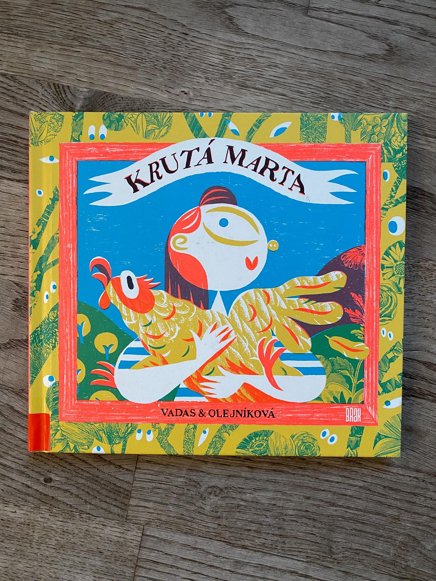 ViVaVo Seitenblick: Marta ist ein ziemlich fieses Mädchen, das gerne Tiere ärgert und quält. Den Sommer verbringt Marta auf dem Land auf einem Hof, sodass sie bestens die Katze am Schwanz ziehen, das Schwein und die Vögel erschrecken oder das Zicklein verängstigen kann. Doch dann schließen sich die Tiere zusammen und schmieden einen Plan, um Marta selbst einen ordentlichen Schreck einzujagen. 
#vivavostok #kinderliteratur #bilderbuch #marekvadas #danielaolejnikova #slowakisch #KrutaMarta #gemeineskind #tierquälerei #weranderneinegrubegräbt #childrensliterature #picturebook #slovak #evilchild #cruelchild #animalcruelty #purification #slovakbooksforkids #slovakbookstagram