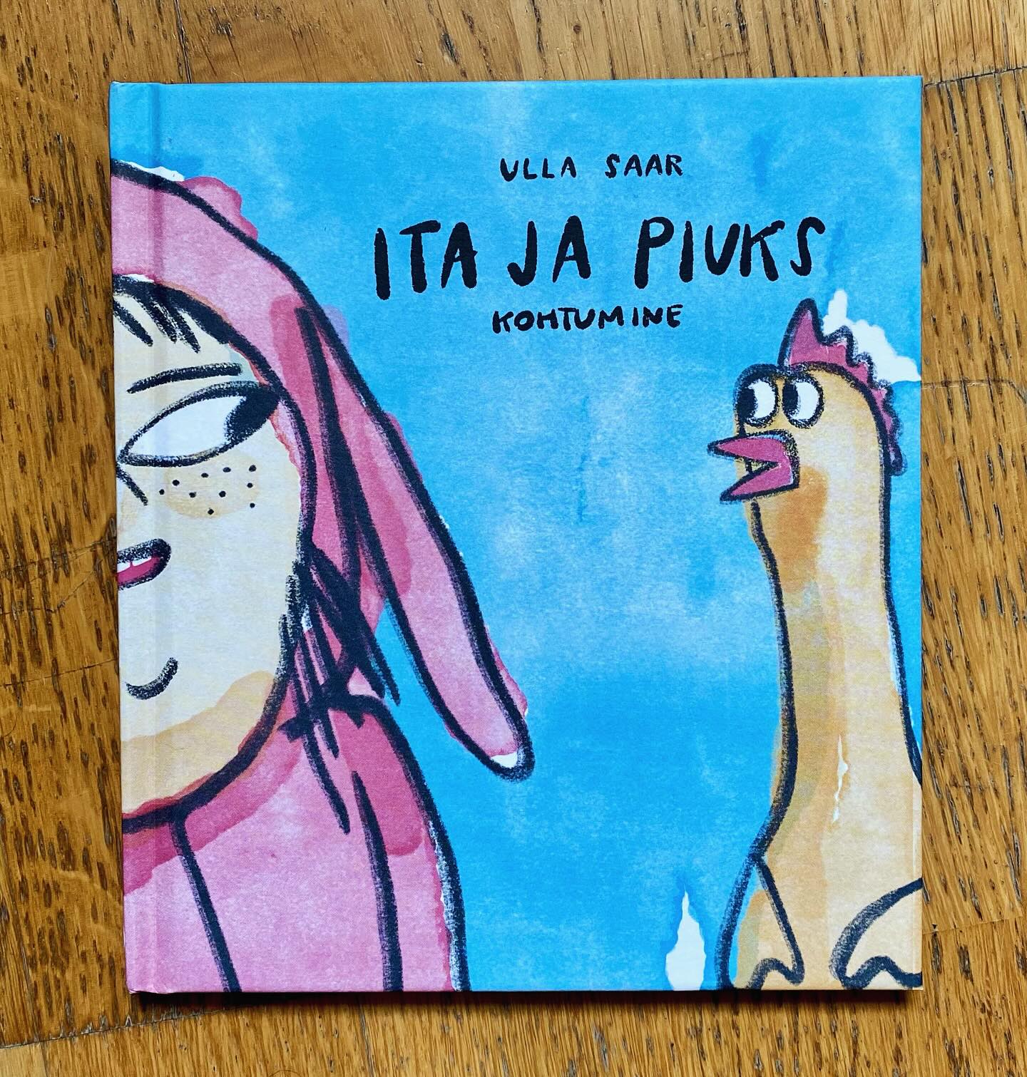 ViVaVo Seitenblick: Klein-Ita geht in ihrem rosa Onesie mit Papa in den Baumarkt. Dort verschwindet Papa zwischen den Regalen und Ita hat Zeit, auf eigene Faust den Markt zu erkunden und die Kinderecke zu suchen. Doch dann hört sie ein Quieken… immer wieder. Als sich herausstellt, dass es zu einem ziemlich vitalen Gummi-Hühnchen aus der Abteilung „Hundespielzeug“ gehört, will Ita ihre neue Freundin Quiek unbedingt mit nach Hause nehmen…
Ulla Saar hat eine supertolle Comic-Geschichte für jüngste Leser*innen zeichnet! Die kleine Geschichte birgt so viel und erzählt großartig von kindlicher Fantasieund Aufgewecktheit; und es nimmt ein wunderbares Vater-Tochter-Verhältnis in den Blick. 
Kein Wunder, dass dieses Jahr die zweite Geschichte von Ita und Quiek erschienen ist.
#vivavostok #bilderbuch #comic #kindercomic #estnisch #itajapiuks #elternundkinder #vatertochter #baumarkt #gummihuhn #spielzeug #fantasiereichtum #childrensliterature #estonian #picturebook #parentsandkids #fatherdaughter #goingtothehardwarestore #childrensfantasy #estonianbookstagram #instabook