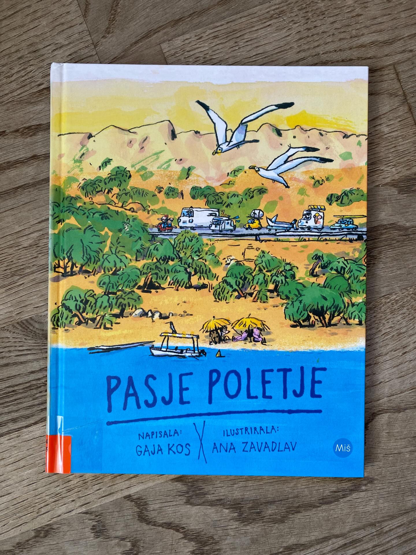 ViVaVo Seitenblick: Seltsam, seltsam - zwei Schweinchen sind mit ihrem SUP auf dem Weg zum Strand und ans Meer. Ihnen begegnen muntere andere Urlauber*innen - ein Hund an der Staffelei, Möwen, ein ganzer Ausflugsdampfer voller Tiere… das zeigen zumindest die Illustrationen dieses slowenischen Bilderbuchs. Der Text wiederum berichtet von einer völlig anderen Szenerie mit einem Delfin und einem Frosch, die in einen herrlichen Streit geraten… Was ist denn hier nur los? Hat die Illustratorin etwa den Text nicht richtig gelesen? Die „Autorin“ wundert sich sehr…
Gerade wurde das Bilderbuch „Hundesommer“ in Slowenien mit dem Preis „Goldene Birne“ ausgezeichnet. Und das sehr verdient! Denn es ist sehr komisch und reizvoll, mitzuverfolgen, wie Bild und Text (sowie Textkommentar) unterschiedliche Geschichten erzählen und so viel Anlass bieten, über das „wahre“ Geschehen zu spekulieren. Am Ende - so viel sei verraten - tauchen Delfin und Frosch doch noch auf 🐸🐬.
#vivavostok #kinderliteratur #bilderbuch #slowenisch #gajakos #anazavadlav #pasjepoletje #sommer #strand #meer #tiere #textundbild #zweiineinem #metafiktion #childrensliterature #picturebook #slovenian #summer #dogsummer #animals #sea #beach #metafiction #twostoriesinone #instabook #slovenianbooksforkids #zlatehruške2025 #mišzaložba