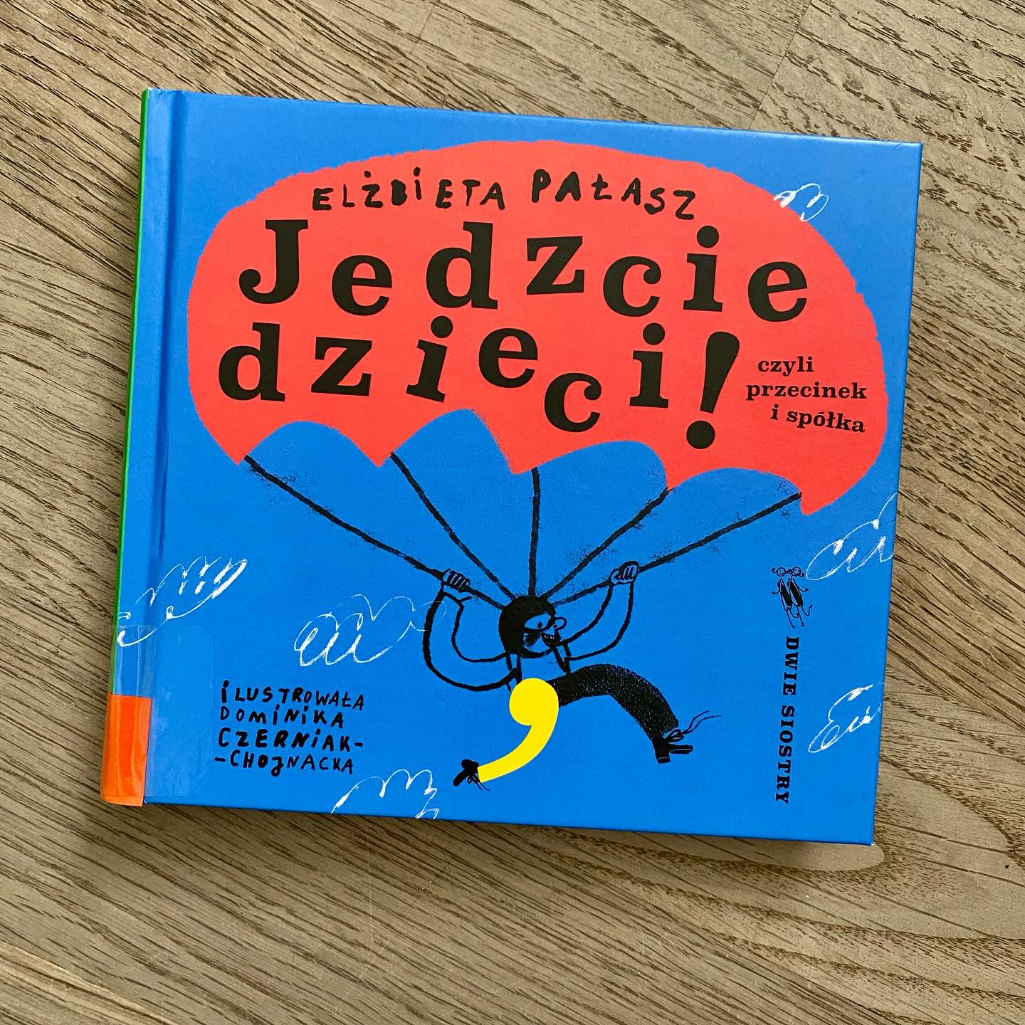 ViVaVo Seitenblick: „Esst Kinder!“ oder vielleicht doch besser „Esst, Kinder!“ - dass Satzzeichen und ihre korrekte Verwendung durchaus bedeutend sind und es sonst zu ziemlichen Verwirrungen und Irritationen kommen kann, zeigt dieses tolle kleinformatige polnische Bilderbuch. In lustigen Reimgeschichten werden verschiedene Satzzeichen vorgestellt und zum Leben erweckt.
#vivavostok #kinderliteratur #bilderbuch #polnisch #Jedzciedzieci #przecinek #Satzzeichen #Interpunktion #Komma #Kinderreim #picturebook #polish #childrensliterature #polishbooksforkids #dwiesiostry #elzbietapalasz #dominikaczerniakchojnacka #polishbookstagram #instabook