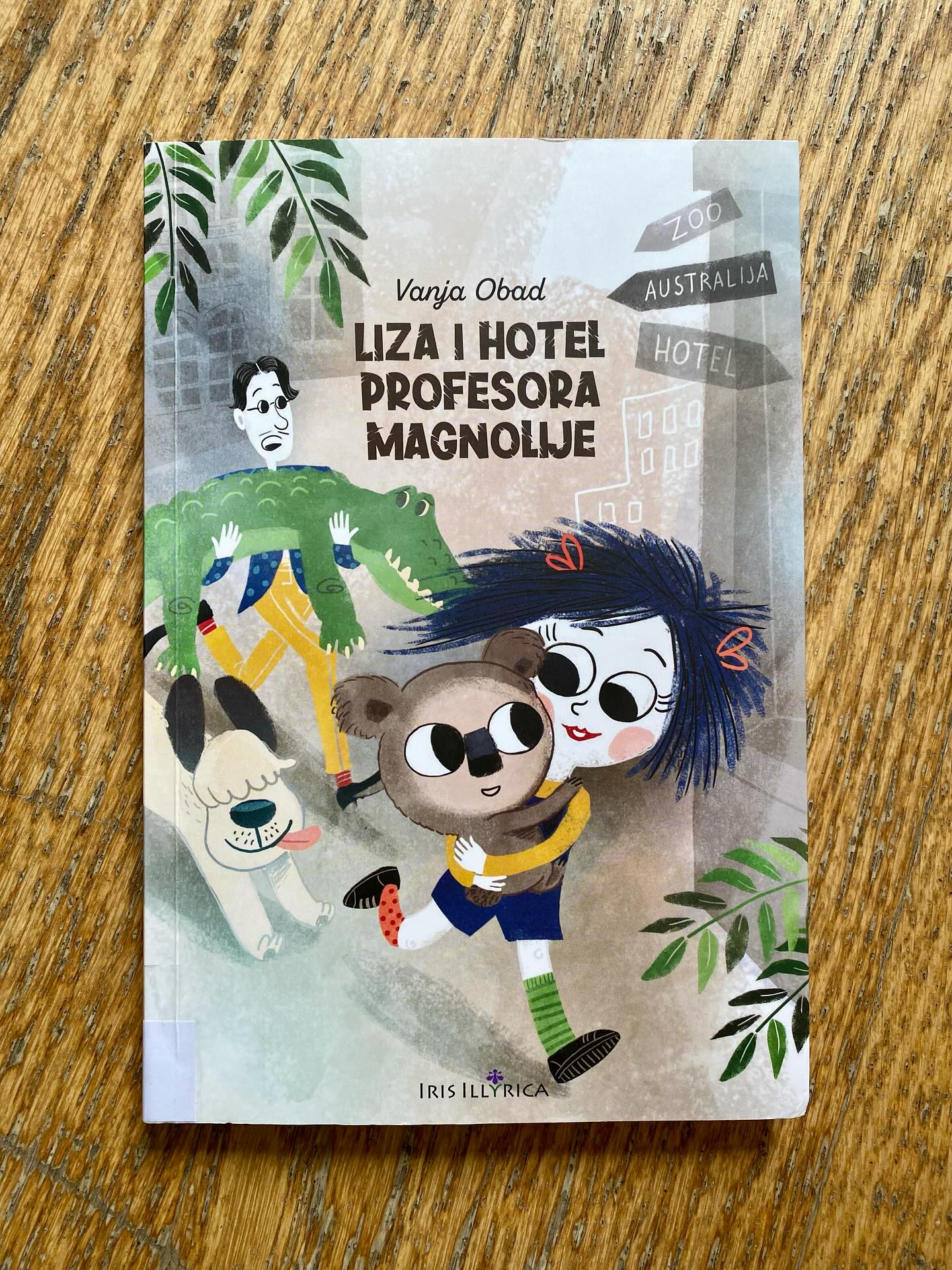 ViVaVo Seitenblick: Eigenwillig und mit eigenem Kopf - so ist die kleine Liza. Darum ist es ganz normal für sie, einen Koala aus dem Tierhotel von Prof. Magnolie mitzunehmen und mit ihm nach Australien zu reisen… über größere verschlungene und abenteuerlichste Wege. Es macht Laune, ihr dabei zu folgen. 
#vivavostok #kinderliteratur #kroatisch #kinderbuch #vanjaobad #brankshollingsworth #lizaihotelprofesoramagnolije #australien #abenteuerreise #girlpower #childrensliterature #childrensbook #croatian #croatianbooksforchildren #australia #adventuretravel #instabook #croatianbookstagram
