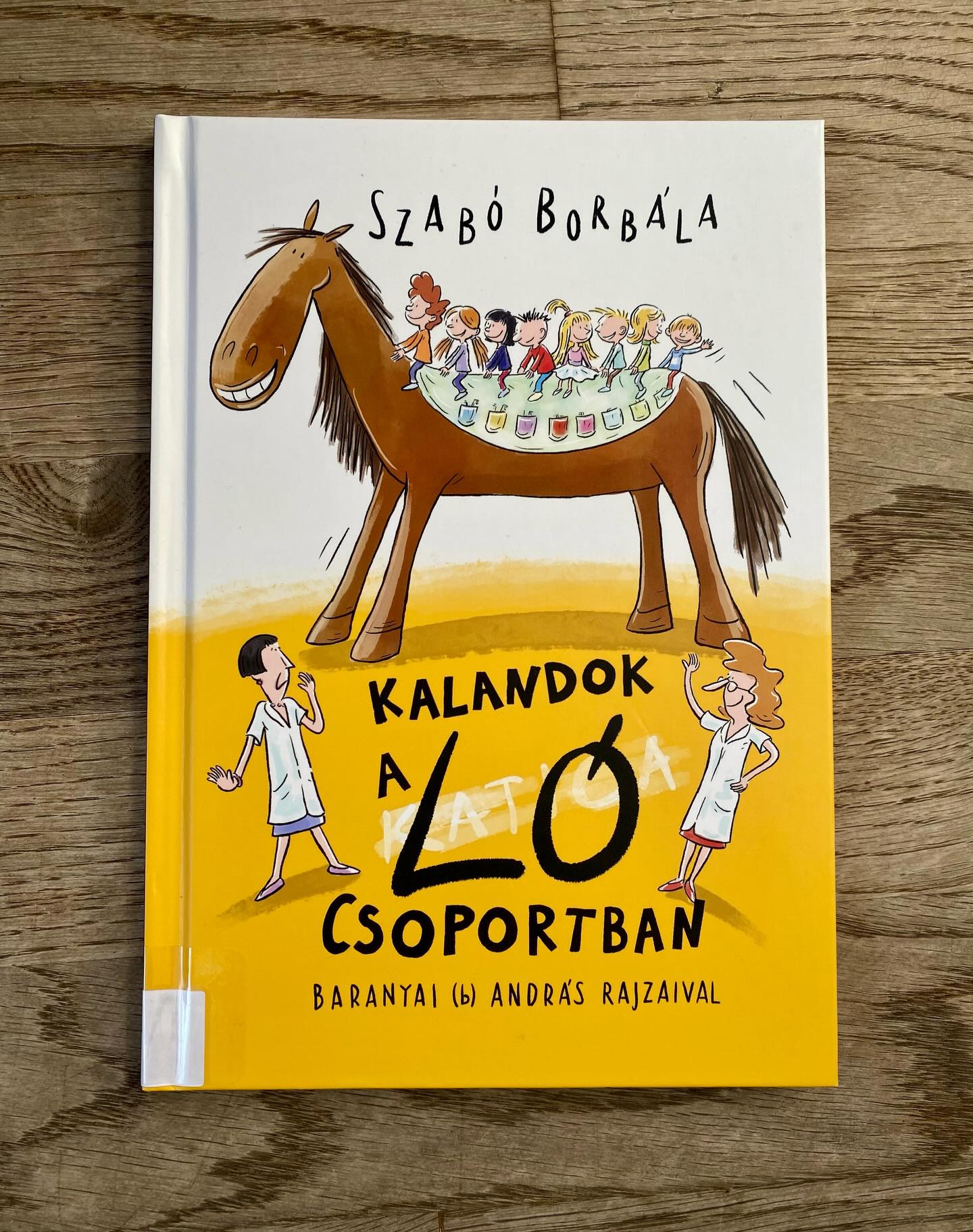 ViVaVo Seitenblick: In der „Pferdegruppe“ geht es rund: in dieser Kindergartengruppe regen sich kindliches Empowerment und Revoluzz-Geist auf das Beste und sicherlich Lustigste. So haben die munteren Kids in Eigeninitiative ihren Gruppennamen geändert, eine Lösung für den ungeliebten Mittagsschlaf gefunden und sind einfach ein Haufen zum Gernhaben. Kein Wunder, dass hier auch mal die Eltern in die Betreuung gehen und selbst einen Tag lang zu Kindergartenkindern werden.
Borbála Szabó und András Baranyai haben ein witziges Vorlesebuch mit diversen Episoden aus einem ähm äußerst ungewöhnlichen Kindergartenalltag geschaffen. Ein großer Spaß für Große und Kleine gleichermaßen.
#vivavostok #kinderbuch #kinderliteratur #ungarisch #kalandokalócsoportban #kindergarten #kindergartenlife #humor #kidsempowerment #childrensliterature #childrensbook #hungarian #hungarianbookstagram #szaboborbala #baranyaiandras #pagonykiadó #instabook #bookstagram