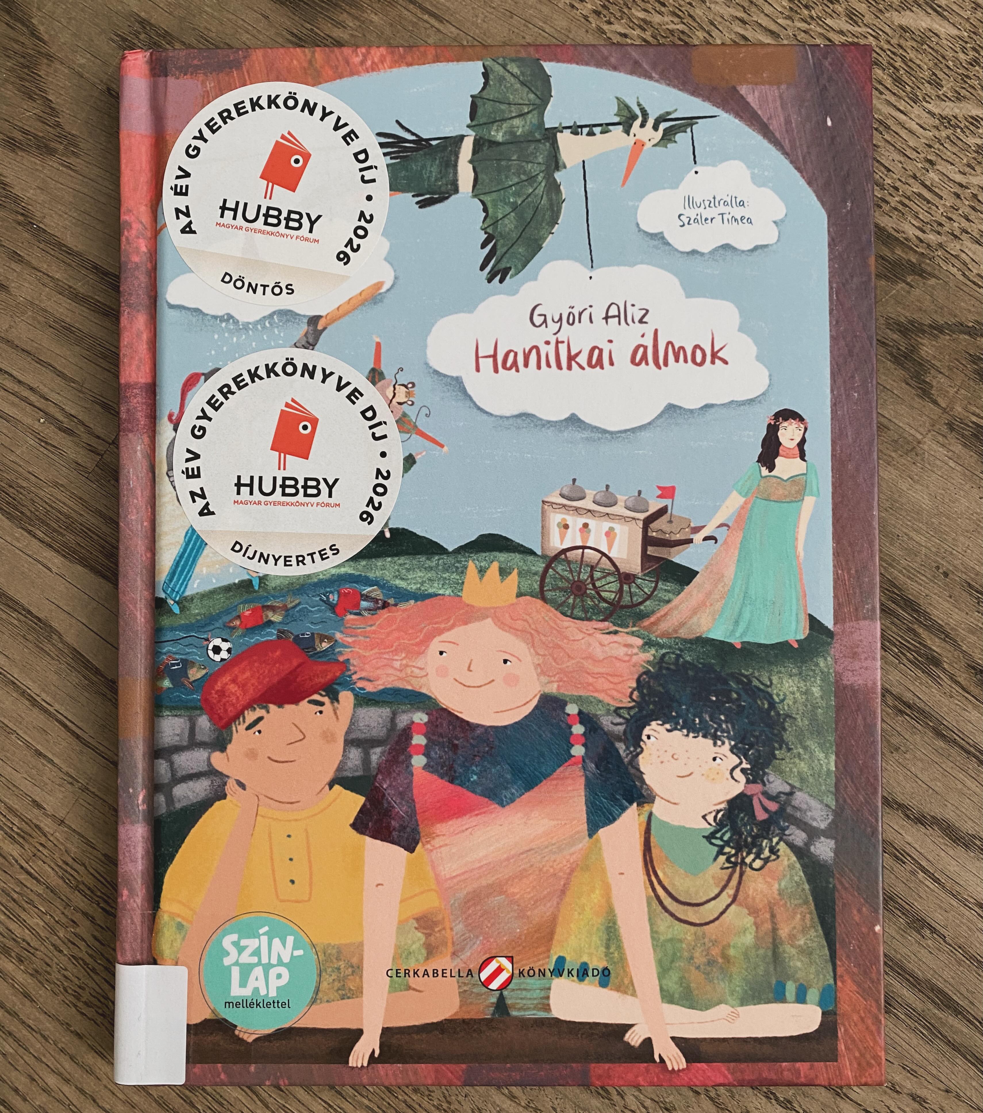 ViVaVostok Seitenblick: Wir sind zurück von der Budapester Buchwoche und total begeistert von der Vielfalt an Kinderbüchern, die wir dort entdeckt haben. Wie zum Beispiel „Hanitkai álmok“ (Die Träume von Hanitka). Ein Kinderbuch über Träume und unsere ziemlich komplizierte Welt. Die Träume entstehen hinter dem Glasberg, in Hanitka. Das Mädchen Lili kann sie jedoch in Welt hinüberziehen und Wirklichkeit werden lassen. Dass sich dabei jedoch die ein oder andere Schwierigkeit ergibt, liegt nah.
Hanitkai álmok wurde von der ungarischen IBBY ausgezeichnet. Wohl verdient. 
#vivavostok #kinderbuch #hanitkaialmok #ungarisch #träume